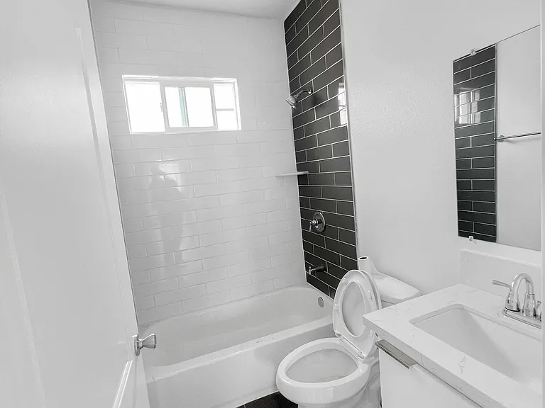 607 W 41st Pl #A — Photo 3