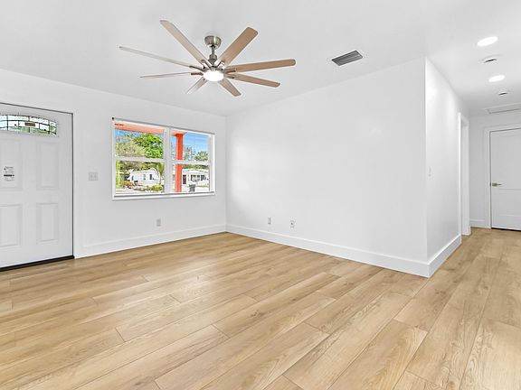 3rd image of 908 SE Hall Street