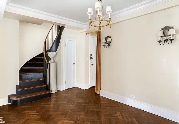 4th image of 44 E 67th St