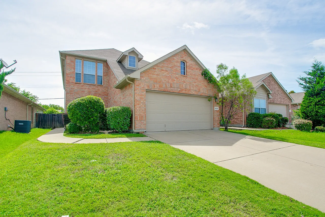 4 bed, 2.5 bath, 2459 sqft, $2,350 — Photo 2