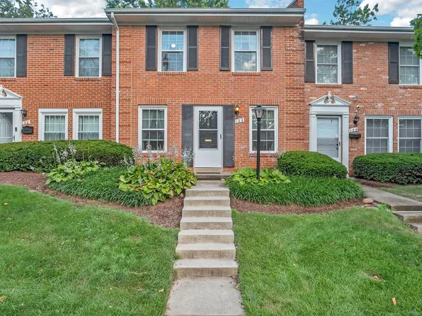 126 N Baylor Dr, Sterling, VA 20164