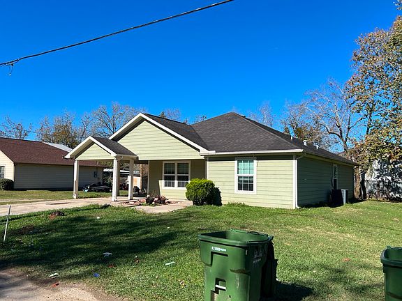 Front of home with wide right side yard