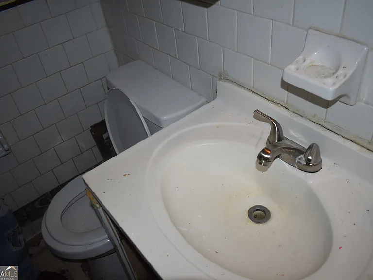 1387 Dewey St — Photo 33