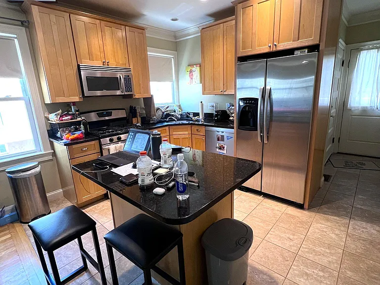 447 E 7th St #1 — Photo 2