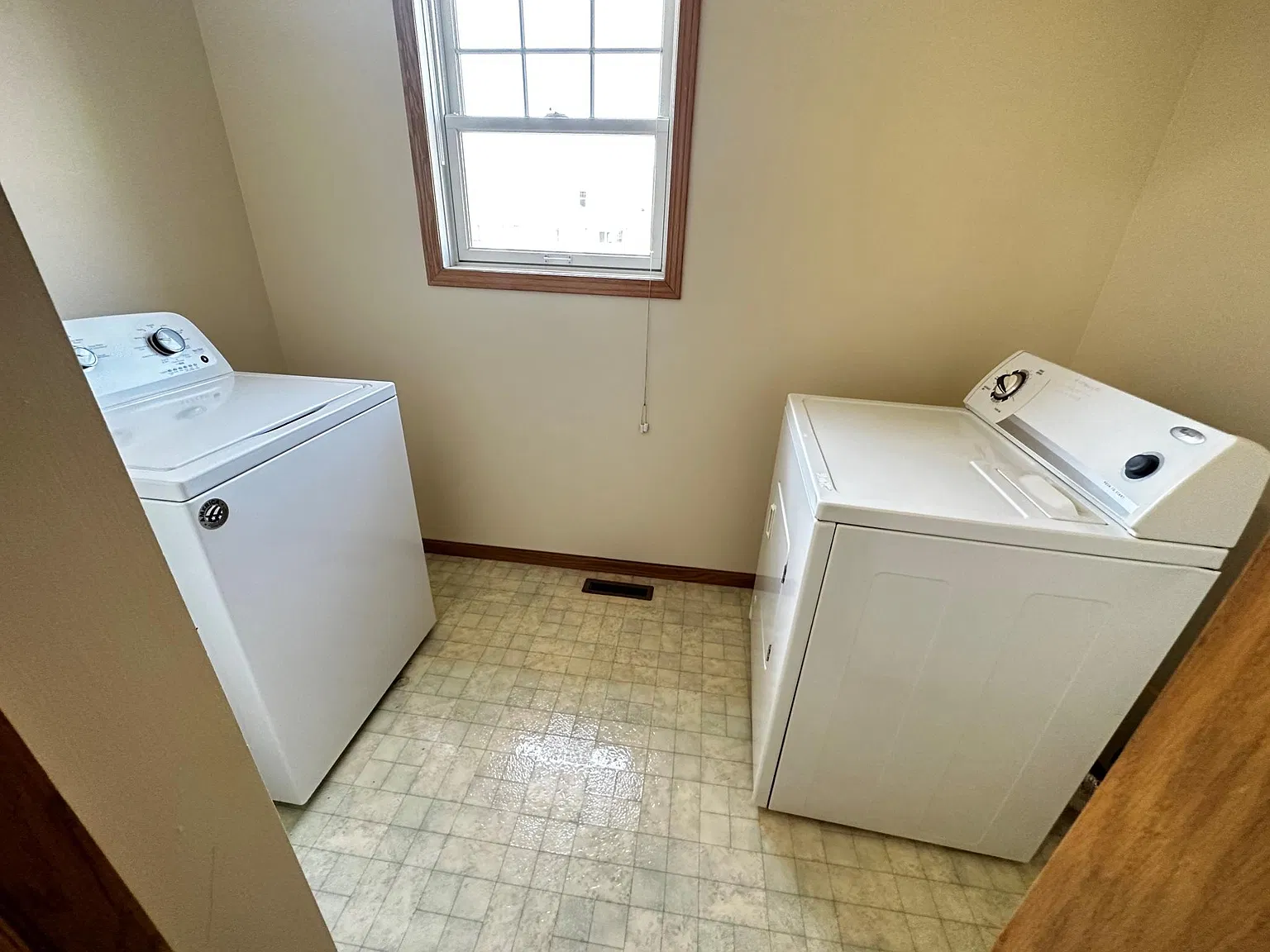 3 bed, 1.5 bath, 1504 sqft, $2,000 — Photo 3