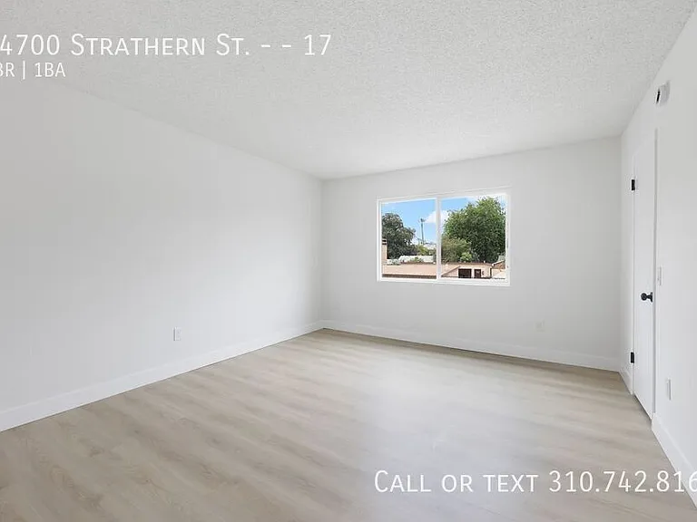 14700 Strathern St #17 — Photo 8