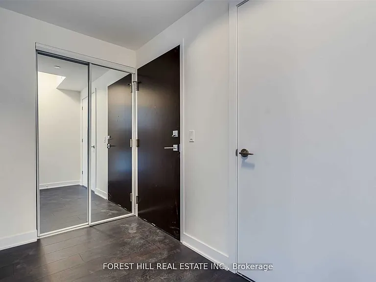 2221 Yonge St #5211 — Photo 4