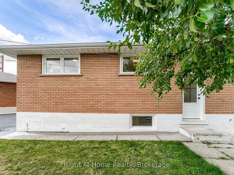 69 Heather Rd #UPPER LEVEL — Photo 17