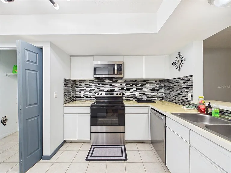 11239 Cedar Hollow Ln — Photo 6