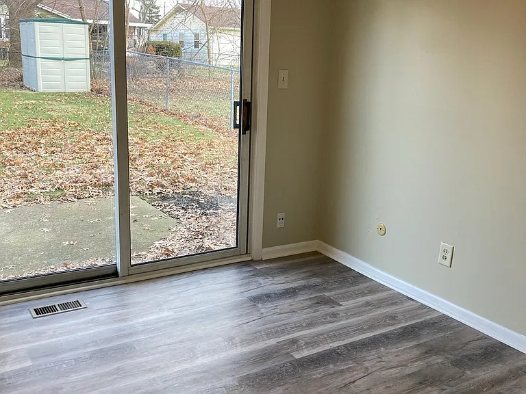 1107 Cambridge Ct — Photo 3