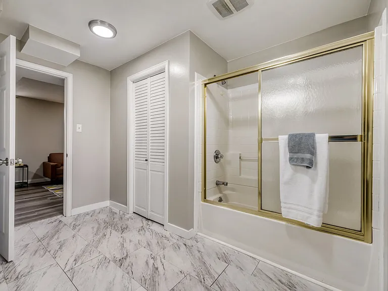 1015 W Longview Ave — Photo 21