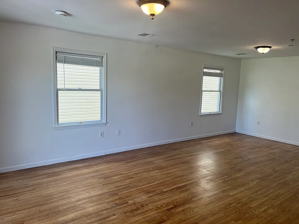 Living Room/Balcony: View 3