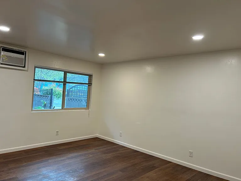 890 E 9th St — Photo 13