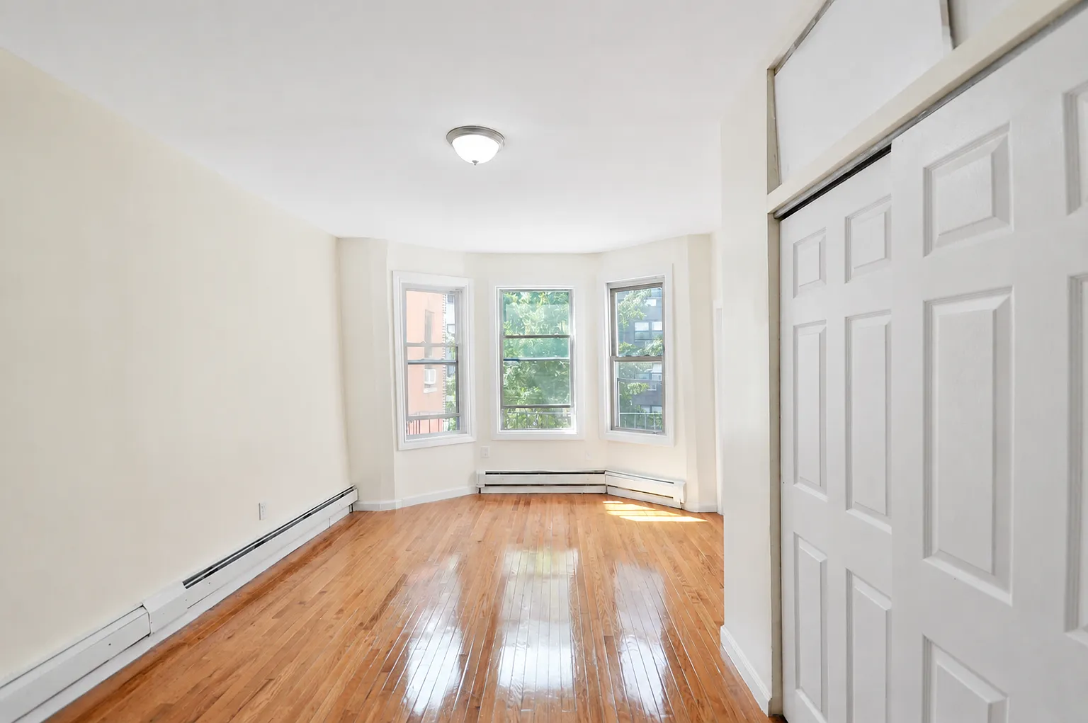 3 bed, 1000 sqft, $3,500 — Photo 4