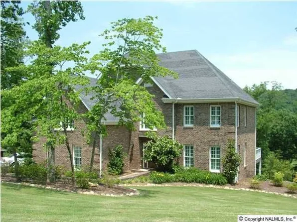 1060 Heritage Dr, Guntersville, AL 35976