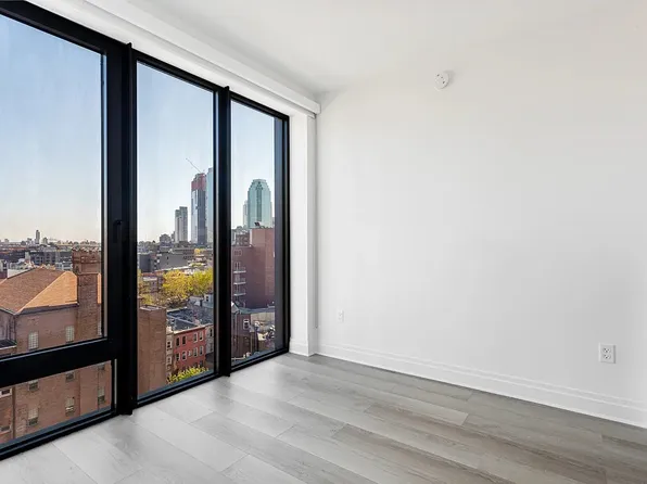 10-25 Jackson Avenue image 10 of 12