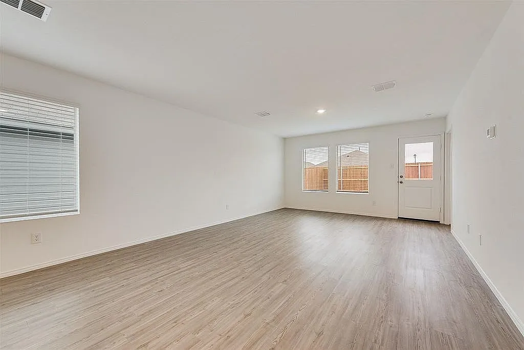 3 bed, 1402 sqft, $2,299 — Photo 4