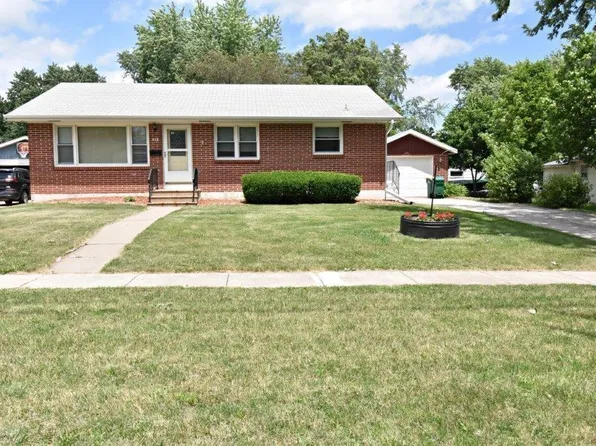 712 5th St NE, Independence, IA 50644