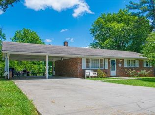5525 Shattalon Dr, Winston Salem, NC 27106