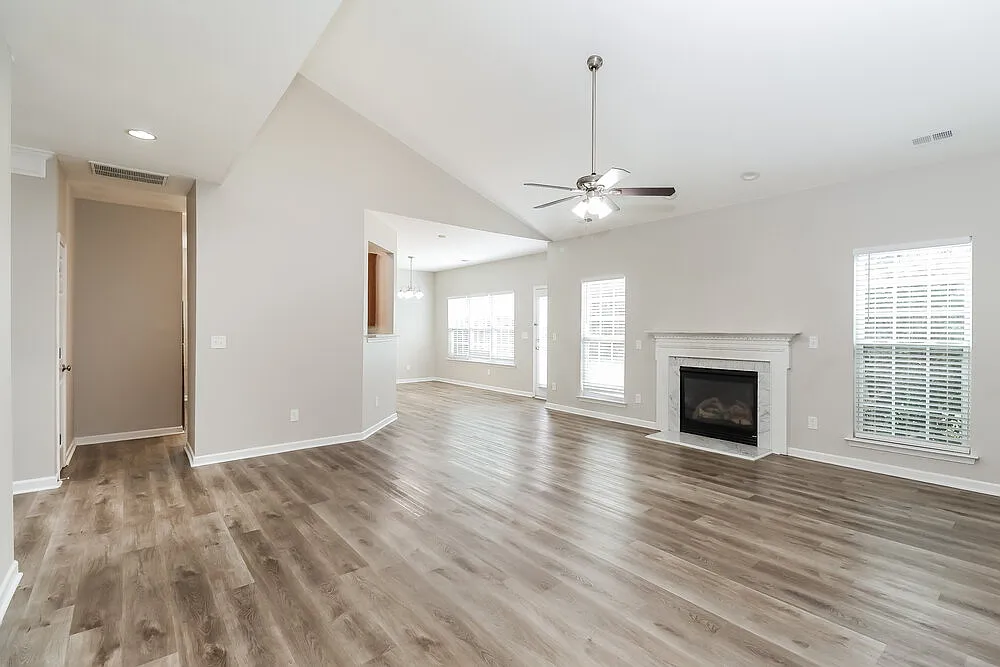 4 bed, 2.0 bath, 1901 sqft, $2,495 — Photo 4