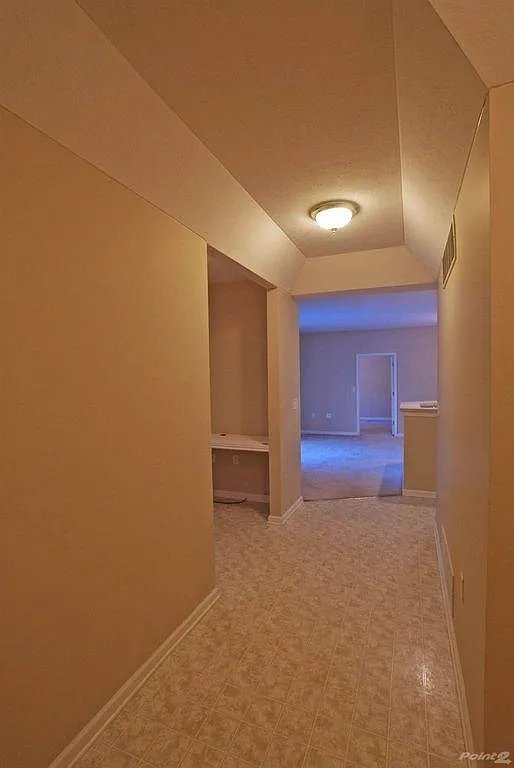 821 Spring Valley Dr — Photo 2