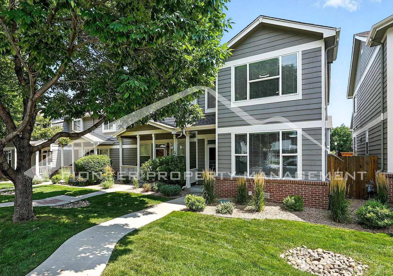 Beautiful Townhome With Garage and Central AC — Photo 1
