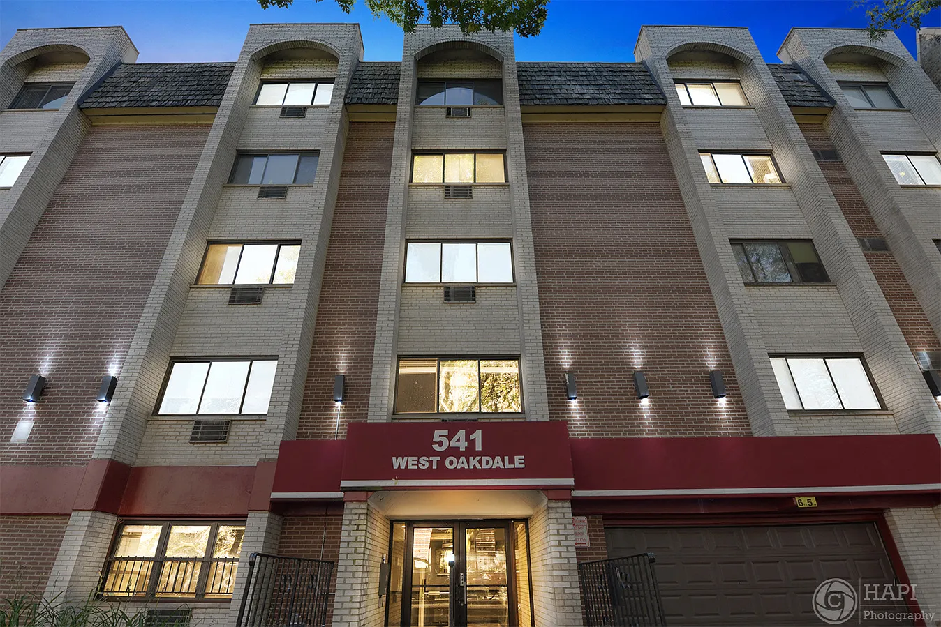 541 W Oakdale — Photo 2