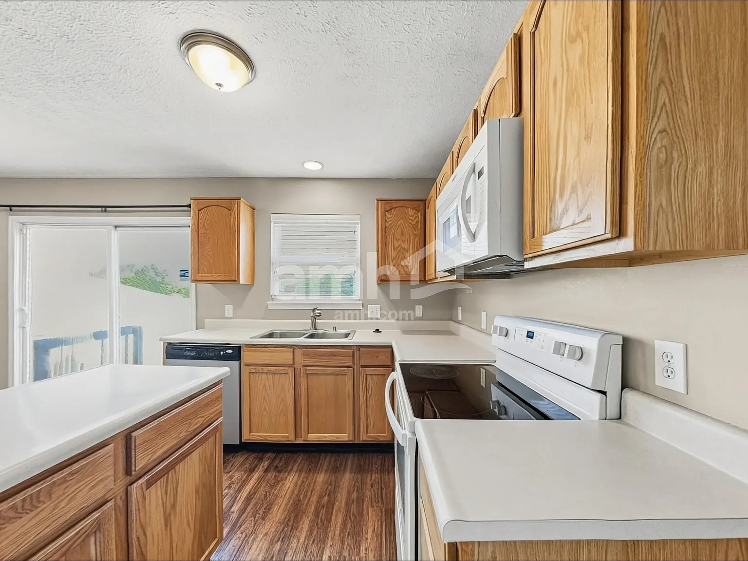 4 bed, 2.5 bath, 3387 sqft, $2,675 — Photo 3