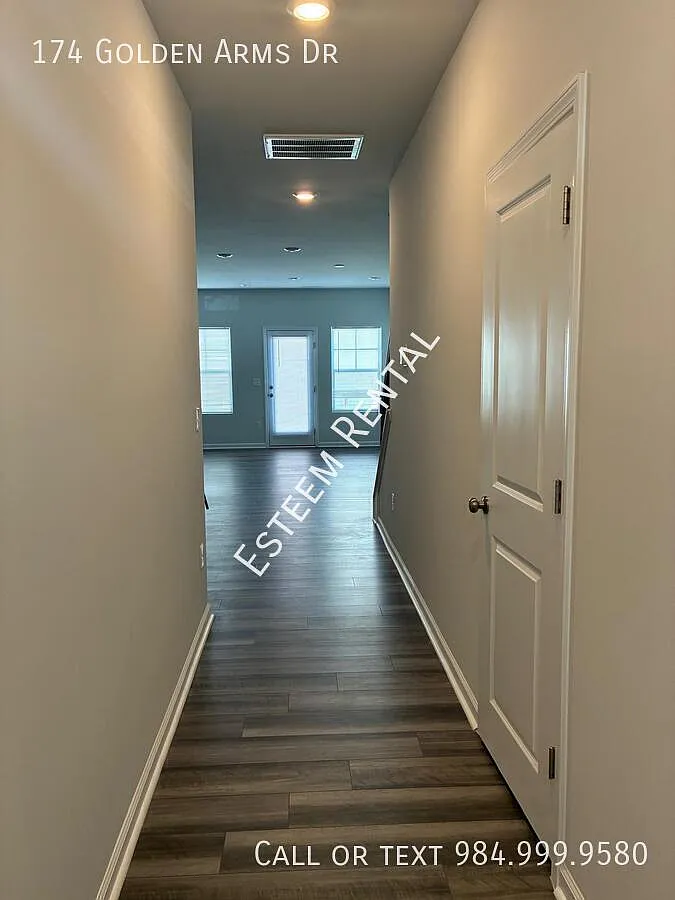 3 bed, 2.5 bath, 1600 sqft, $1,720 — Photo 2
