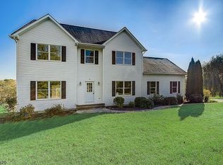 2 Mayflower Dr, Stewartsville, NJ 08886