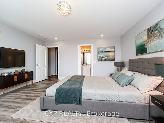 5th image of 734 Cook Cres