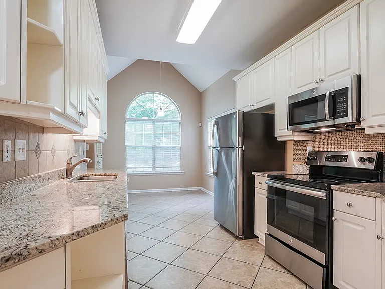 725 Claiborne St — Photo 8