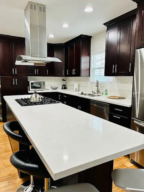 Gated Contemporary 3-Bedroom/2-Bathroom plus Parking — Photo 4
