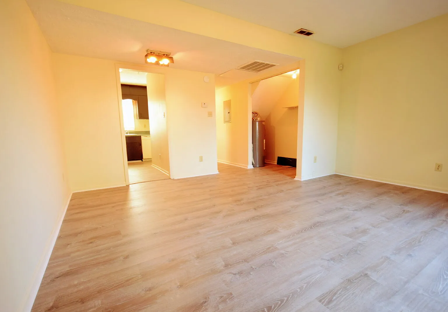 2 bed, 1.5 bath, 919 sqft, $1,050 — Photo 2