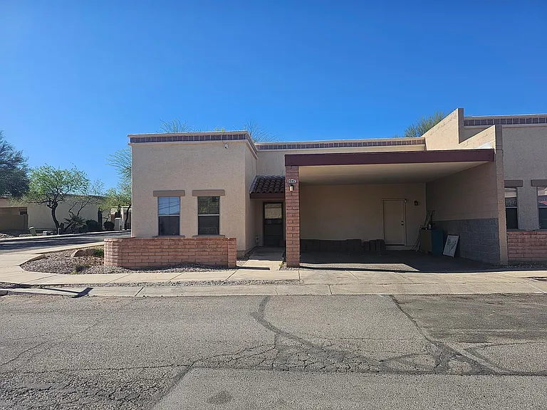 2047 W Bramburgh Ct — Photo 2