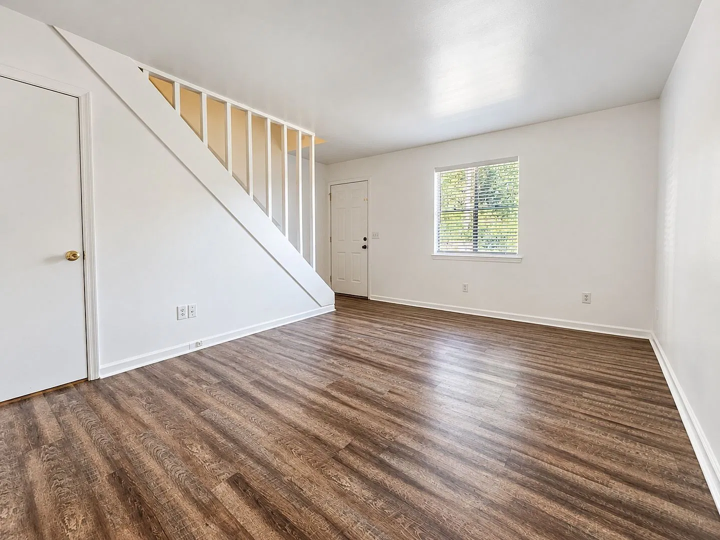 2 bed, 1.5 bath, 928 sqft, $950 — Photo 2