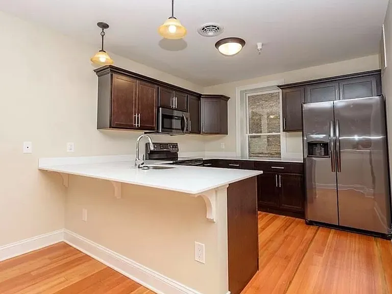 Stylish 1-Bedroom Apartment with Modern Upgrades in Cohoes — Photo 4