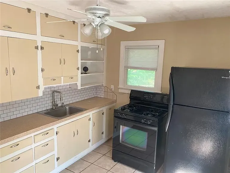 325 E Duffy St — Photo 6