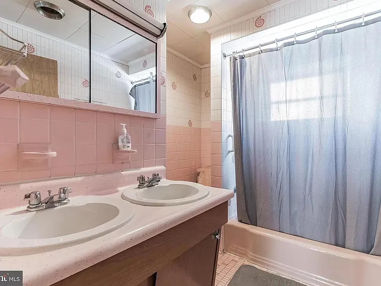 160 Roxborough Ave — Photo 8