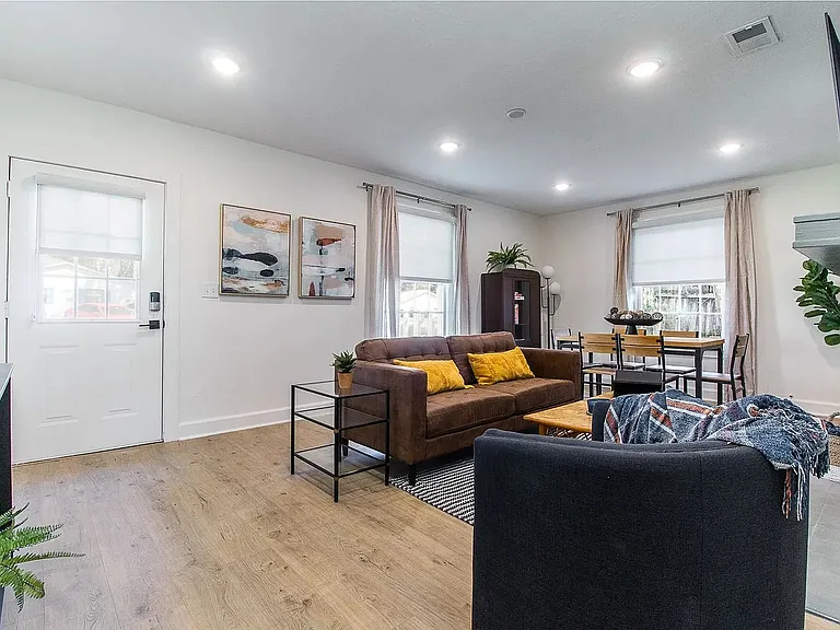 919 SW 6th Ave — Photo 10