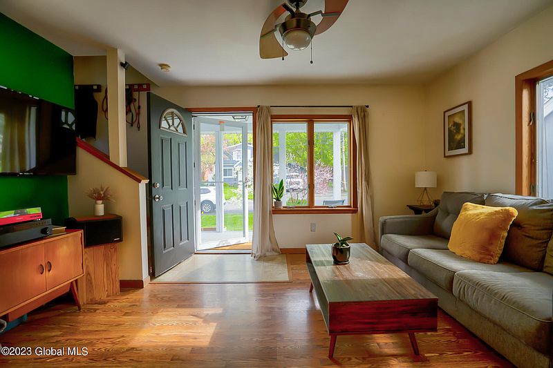 4th image of 11 W Hudson Avenue