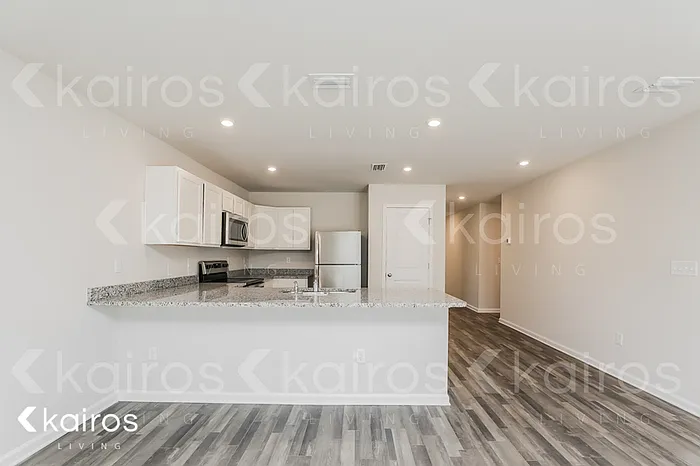 832 Whispering Creek Ave — Photo 5