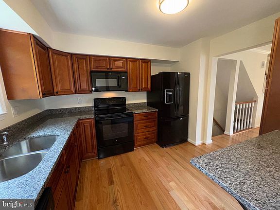 3rd image of 7679 Sheffield Village Ln