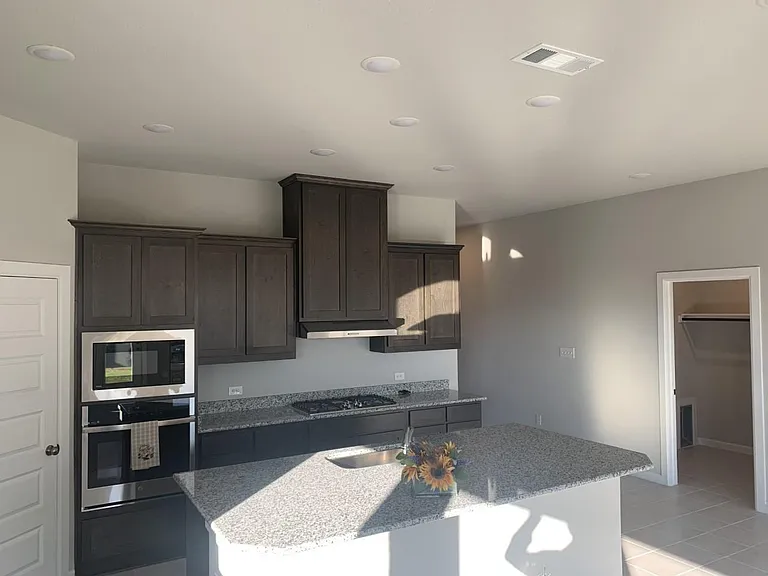 1821 Leo Dr — Photo 4