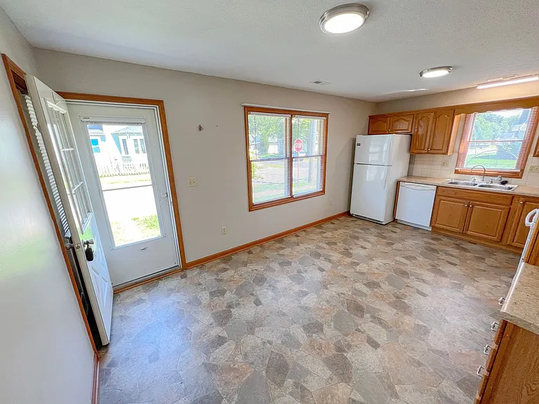 681 Maple Ave — Photo 23