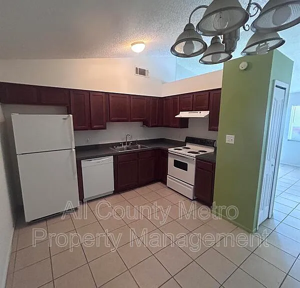 2539 Ridgewood Ave — Photo 4