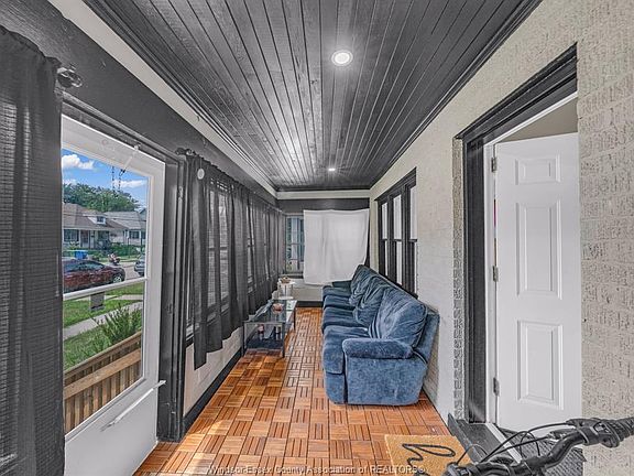 5th image of 982 Elm Ave