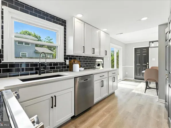 120 N Kennedy Rd, Sterling, VA 20164