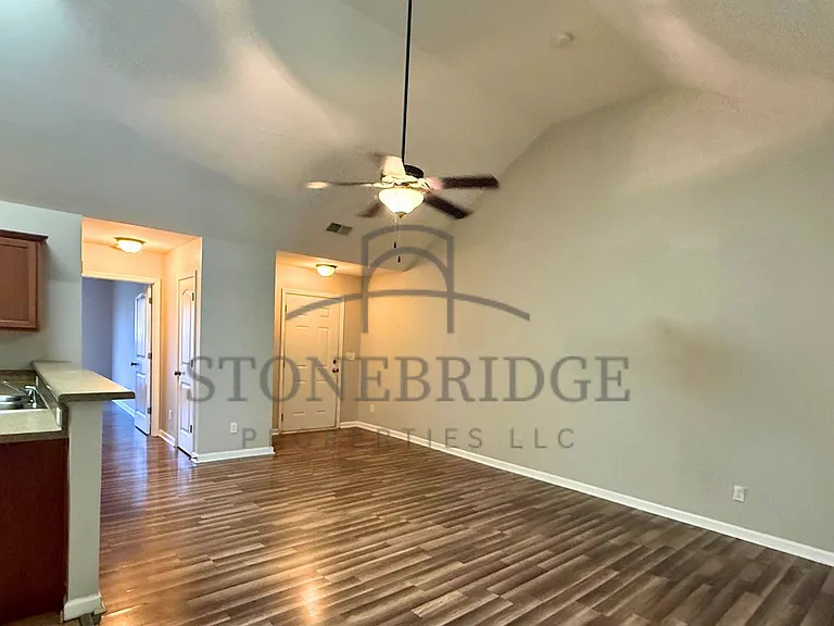 532 Castlebury Ln — Photo 2