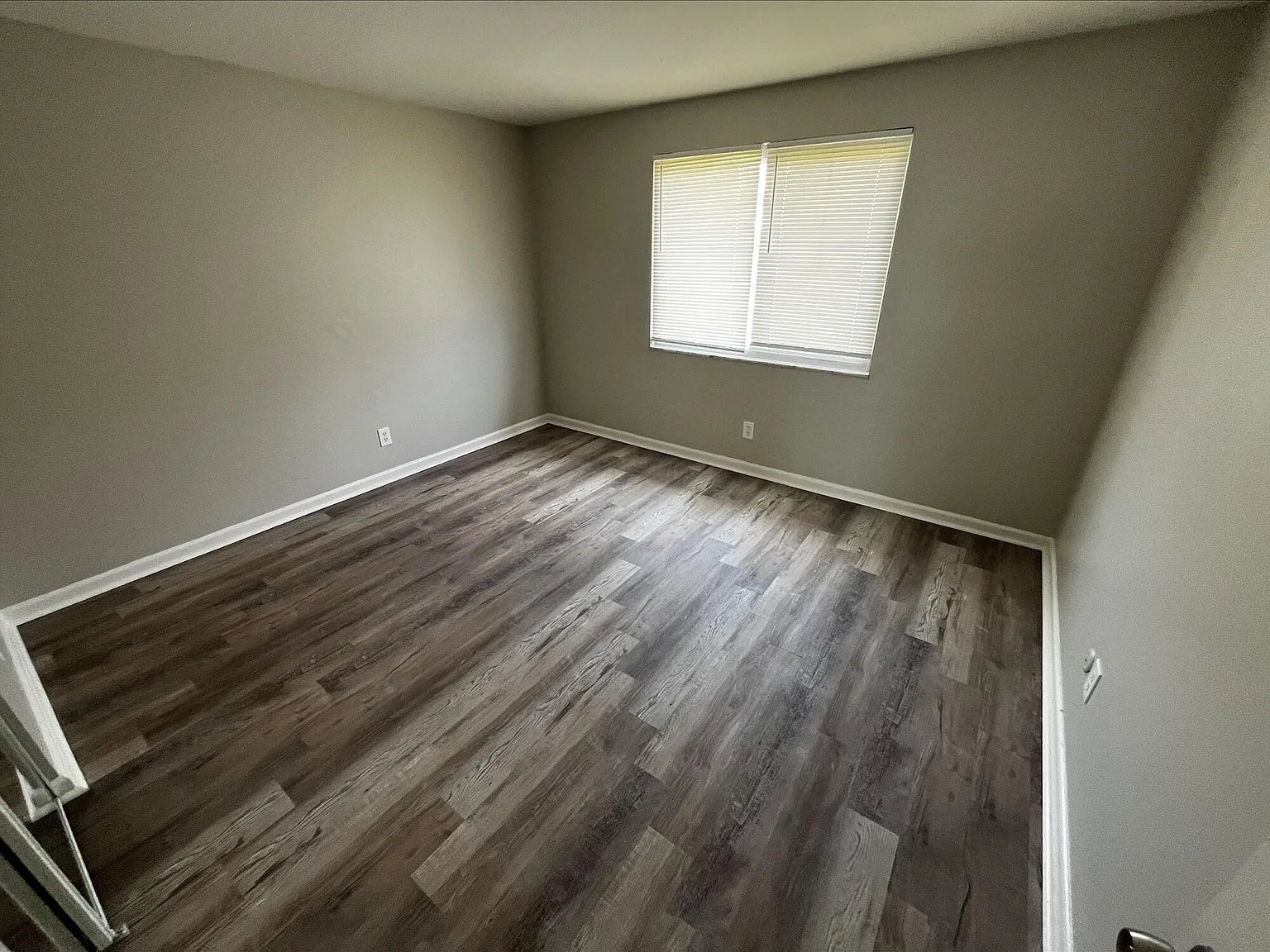 2 bed, 1.0 bath, 4941 sqft, $975 — Photo 4